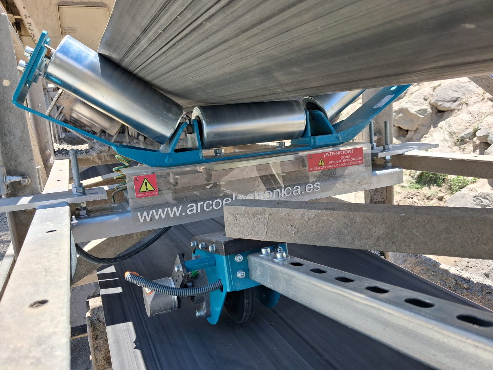Sistema de pesaje continuo en cinta transportador de 650 mm.